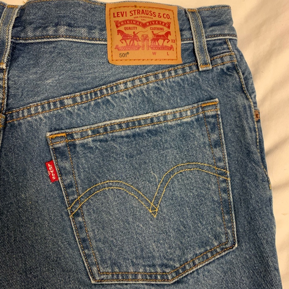Levi 501 jean shorts size 27